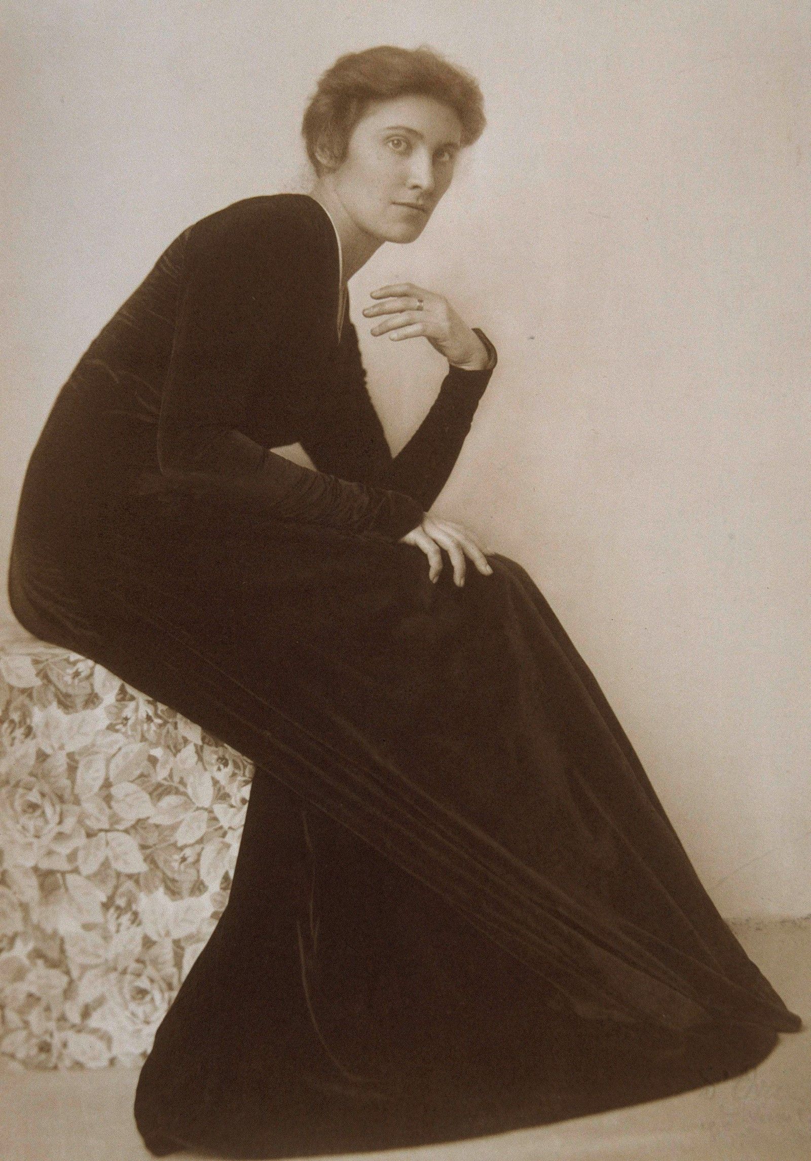 Madame d’Ora (Dora Kallmus), Painter Mileva Roller (née Stoisavljevic) in a Reform Dress, 1910